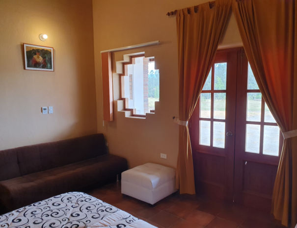 Habitacion 1 de la Casa Verde con cama doble, terraza y vista al volcan Cotacachi