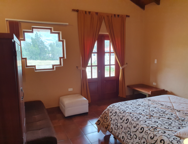 Habitacion 1 de la Casa Verde con cama doble, terraza y vista al volcan Cotacachi