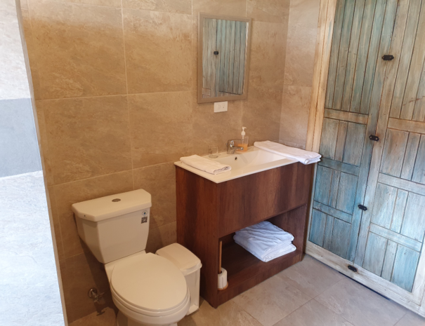 Bano privado moderno de la habitacion 1 de la Casa Verde